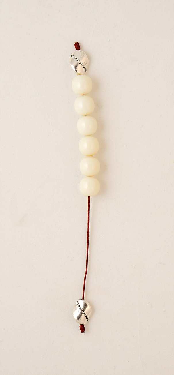 Κωδικός:MPGTRI13 : Μπεγλέρι από λευκή τεχνιτή ρητίνη - 6 χάντρες |Διαθέσιμο ΜΟΝΟ με διαφορετικό μεταλλικό στοιχείο 